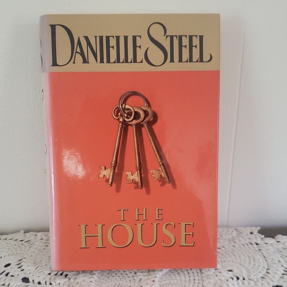 💚3/$20 Vintage Book - "The House" by Danielle Steele (2006)